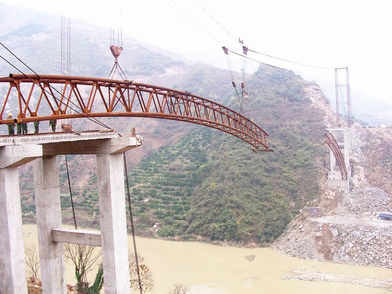 湖北香溪河大橋180米拱架吊裝